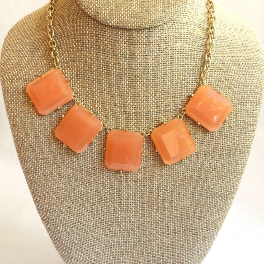 𝅺3/$29! Peachy Statement Necklace